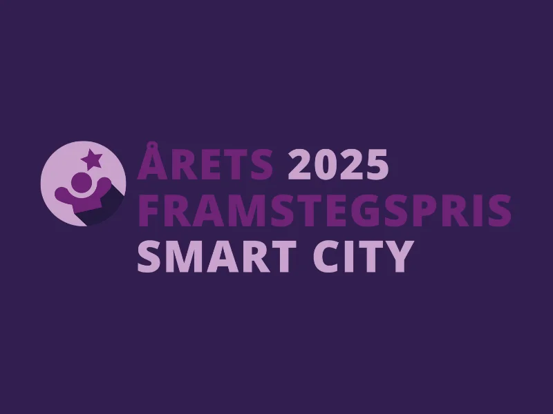 Vinnare tar emot Årets Pris under en ceremoni med publik och applåder.