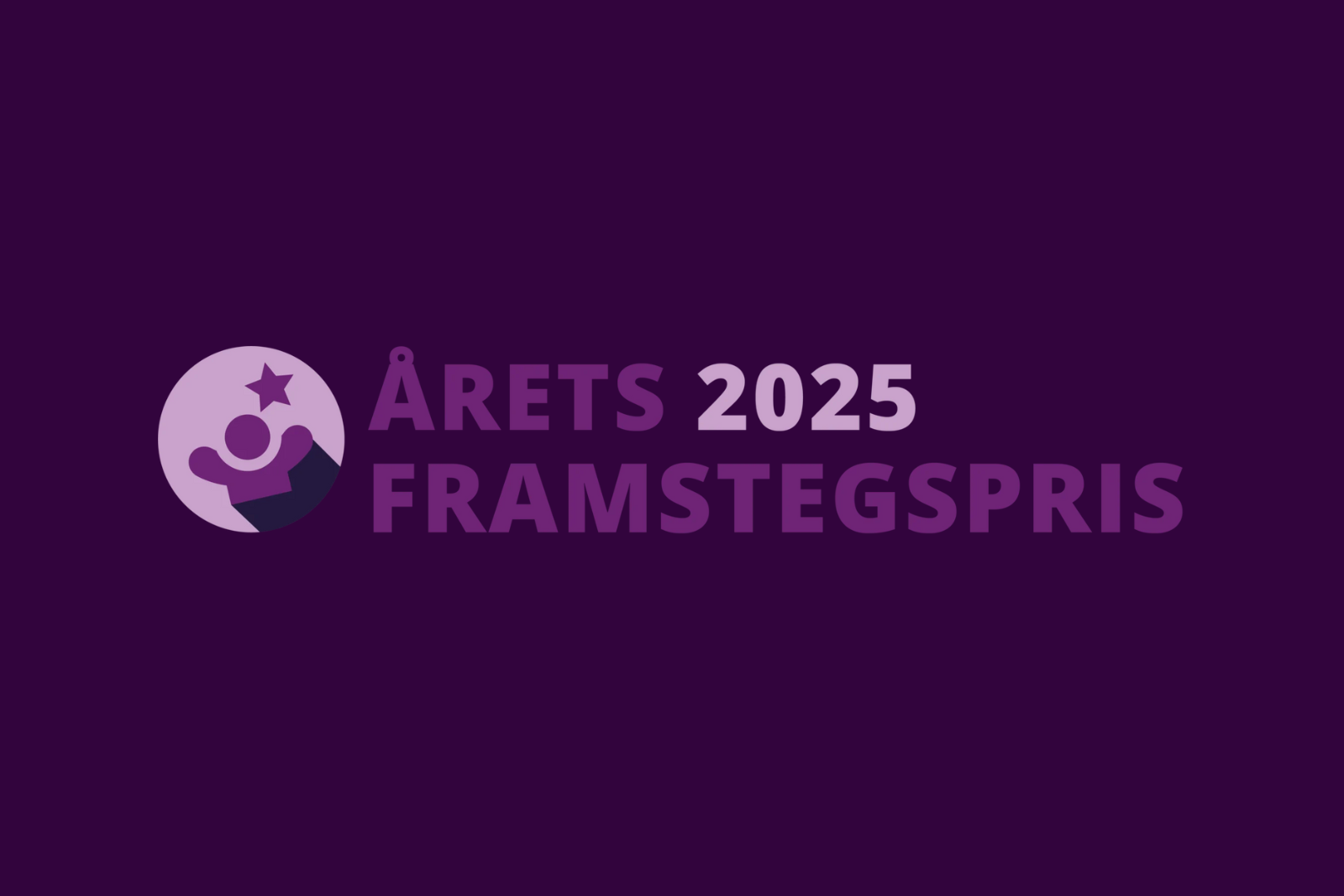 Vinnare tar emot Årets Pris under en ceremoni med publik och applåder.