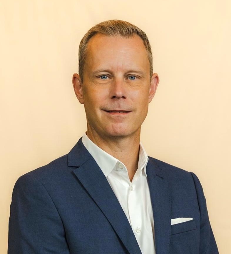 "Henrik Cederqvist står på scen och talar inför publik."