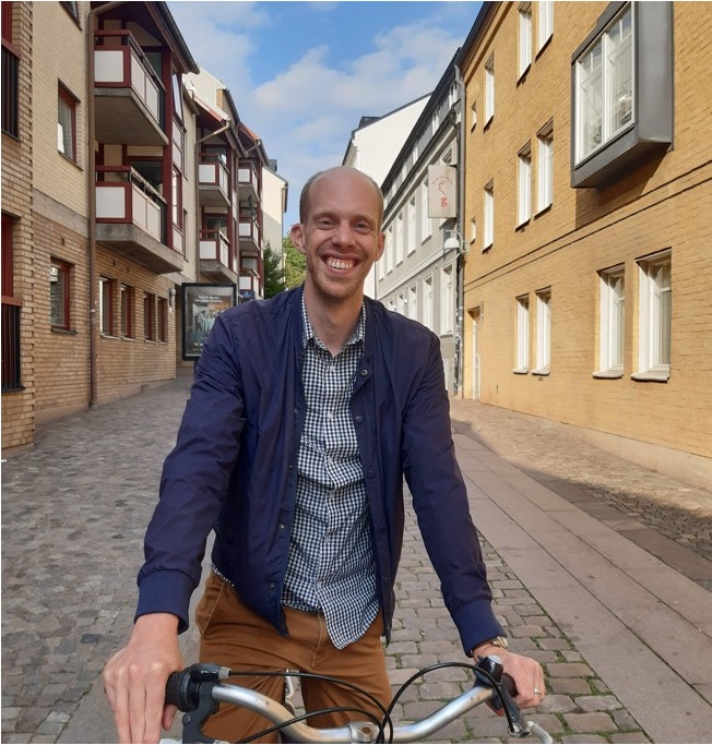 "Robin van der Griend står på scen och talar inför publik."