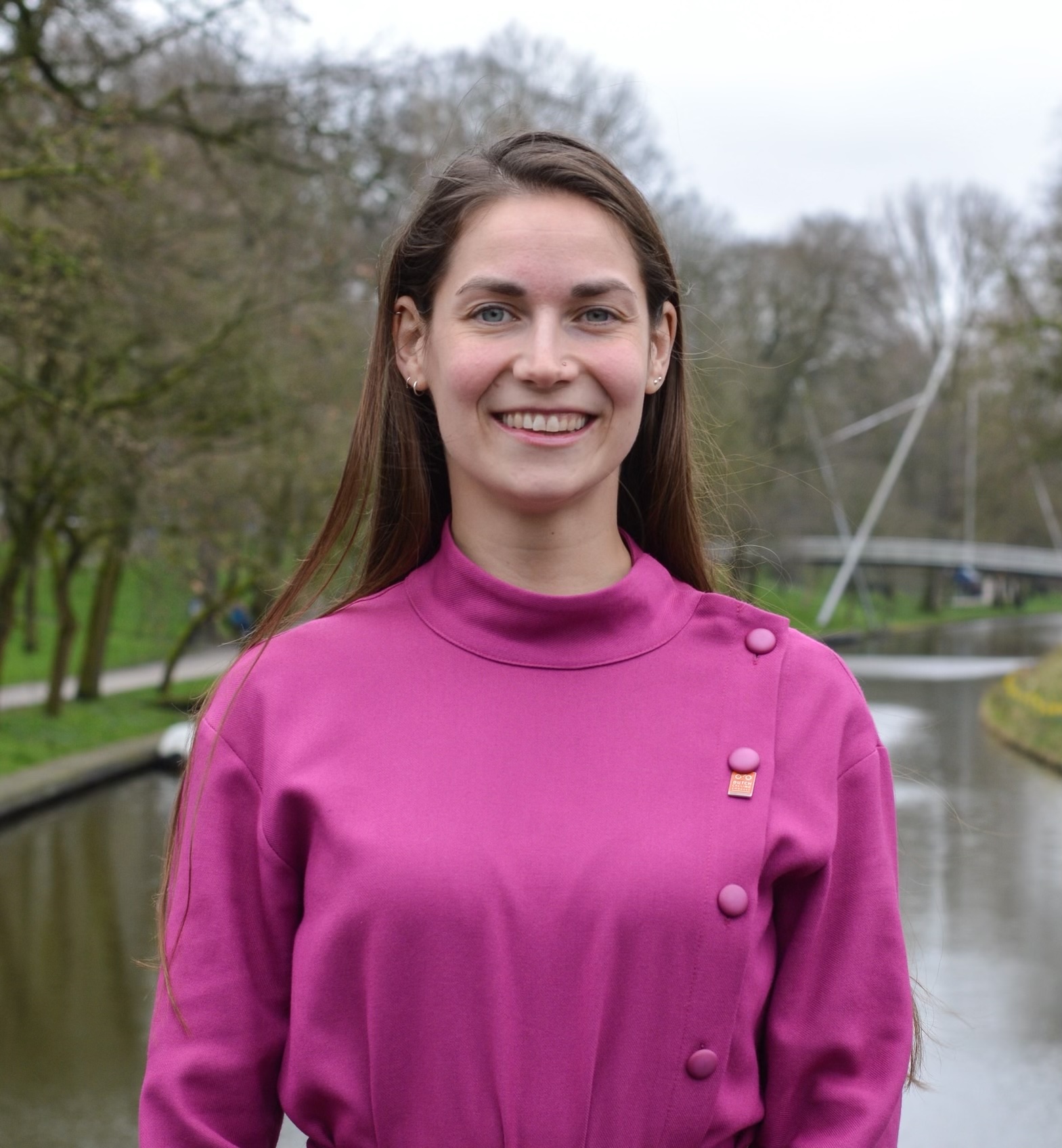 "Shelley står på scen och talar inför publik."